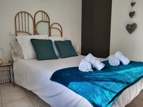 En eller flere senge i et værelse på 2 pièces dans le centre historique de Barjols