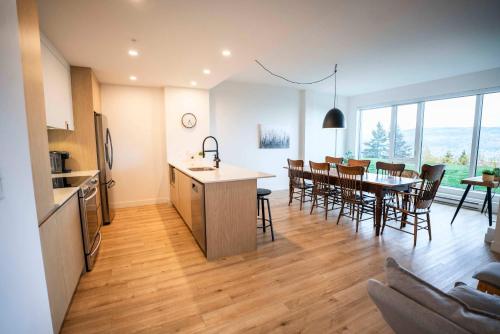 Kuchyň nebo kuchyňský kout v ubytování Chic Condo - Stunning View & Quiet