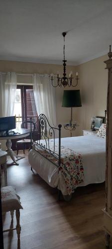 una camera da letto con un letto e un lampadario a braccio di CASA Eleven a Mértola