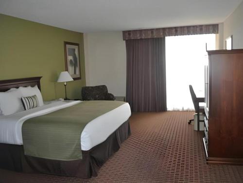 Postel nebo postele na pokoji v ubytování Garden Plaza Hotel