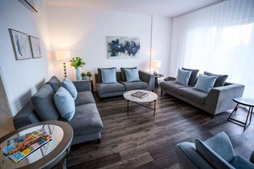 Χώρος καθιστικού στο Chic Condo - River View & Comfort with Pool