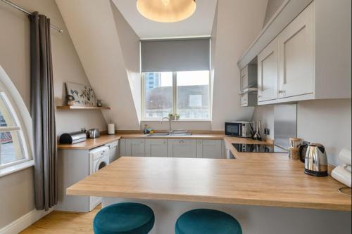 Køkken eller tekøkken på Harrogates Most Central Apartments - Sleeps 12