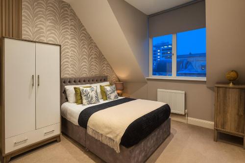 En eller flere senge i et værelse på Harrogates Most Central Apartments - Sleeps 12