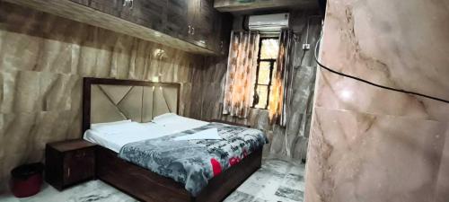 una camera da letto con un letto in un muro di pietra di Hotel O new A.p galaxy a Juhi Bari