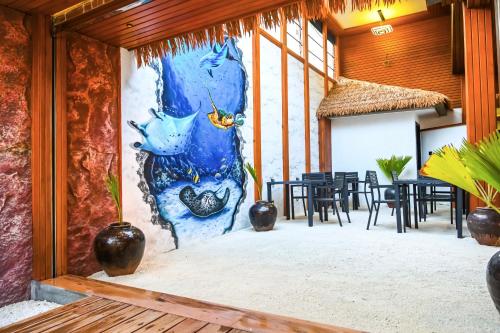 un murale sulla parete di un ristorante di Oak Villa, Ukulhas a Ukulhas