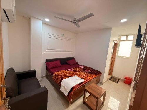 Ένα ή περισσότερα κρεβάτια σε δωμάτιο στο Hotel O K.P Stay Inn