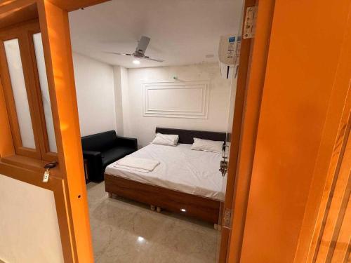 Ένα ή περισσότερα κρεβάτια σε δωμάτιο στο Hotel O K.P Stay Inn