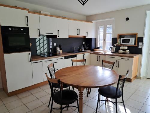 Kuchyň nebo kuchyňský kout v ubytování Gîte Lebasladin