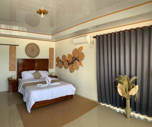 una camera da letto con un letto e una grande finestra di Theresia Bin Cottage a Ngurblut