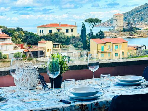 einen Tisch mit Weingläsern und Stadtblick in der Unterkunft Raffaella 2 in Campese