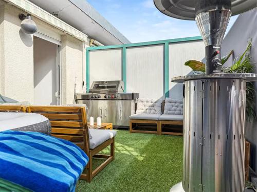 eine Terrasse mit Tisch und Stühlen auf einem Balkon in der Unterkunft Stuttgart Sky & Comfort Apartments in Stuttgart