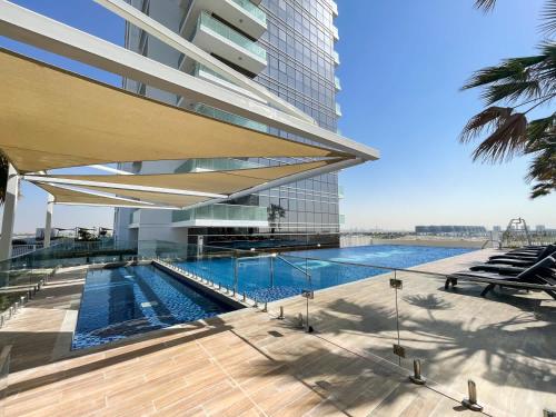 Blick auf ein Gebäude mit Pool in der Unterkunft StayShort - Serene Studio in DAMAC Hills near Golf Course - Sleeps 2 in Dubai Marina