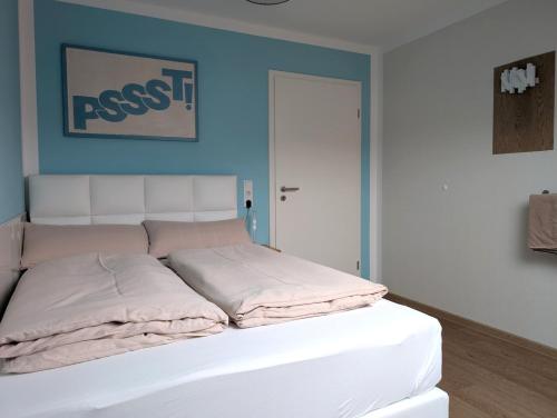 En eller flere senge i et værelse på Ferienwohnung auf dem Dorf, Külsheim