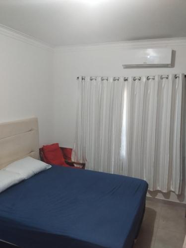 Ένα ή περισσότερα κρεβάτια σε δωμάτιο στο Casa c ar condicionado à 600m mar