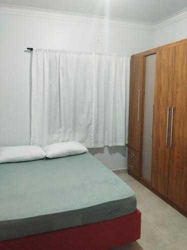 Giường trong phòng chung tại Casa c ar condicionado à 600m mar