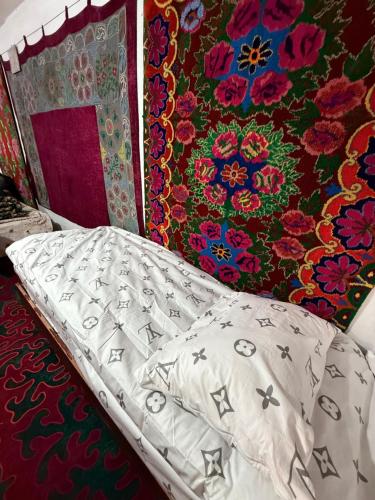 een bed in een kamer met een kleurrijke muur bij Cheber Guest House 