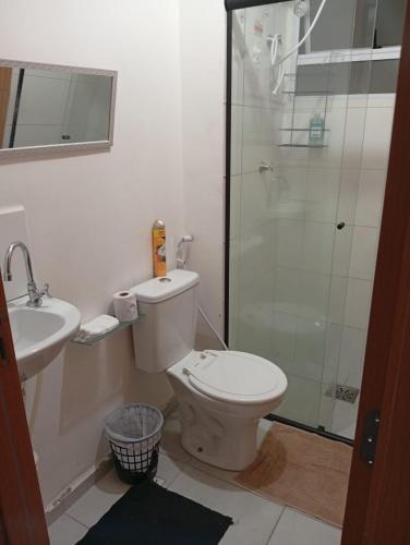 a bathroom with a shower and a toilet and a sink at Apartamento Serena in Votorantim