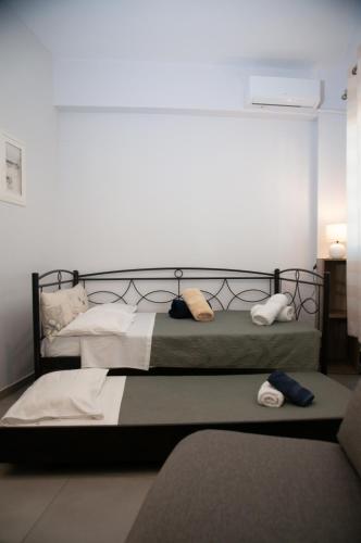 ein Schlafzimmer mit zwei Betten, auf denen Handtücher liegen in der Unterkunft Αργέντη in Chios