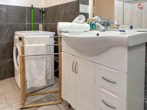 Et badeværelse på Maison confortable à Sainte-Anne avec vue mer