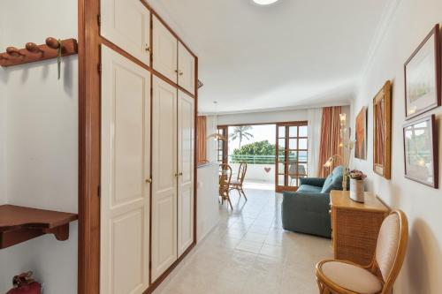 ein Flur mit einer Tür, die zu einem Wohnzimmer führt in der Unterkunft Playa Delphin 106 in Puerto Naos