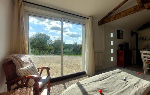 En eller flere senge i et værelse på Studio du domaine équestre B & G