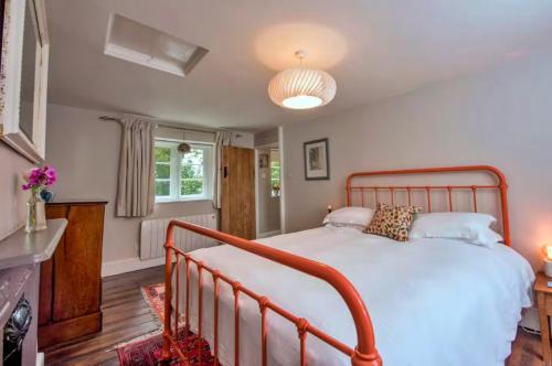 een slaapkamer met een groot bed in een kamer bij Finest Retreats - Flittermouse Cottage in Wingfield