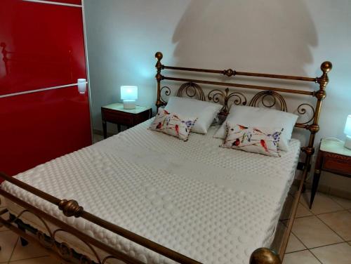 une chambre avec un lit avec des draps blancs et des oreillers dans l'établissement Casa Ciuccetti, à Baldichieri