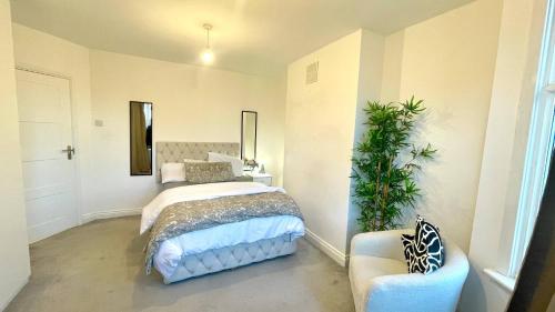 Postel nebo postele na pokoji v ubytování Beautiful Large Double Room, Gdn View, Mill Hill