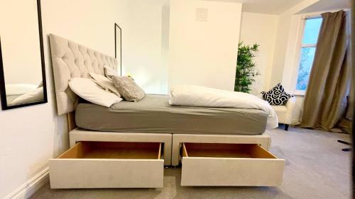 Posezení v ubytování Beautiful Large Double Room, Gdn View, Mill Hill