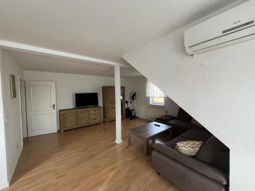 ein Wohnzimmer mit Sofa und Fernseher in der Unterkunft Ferienwohnung Serbitz in Treben
