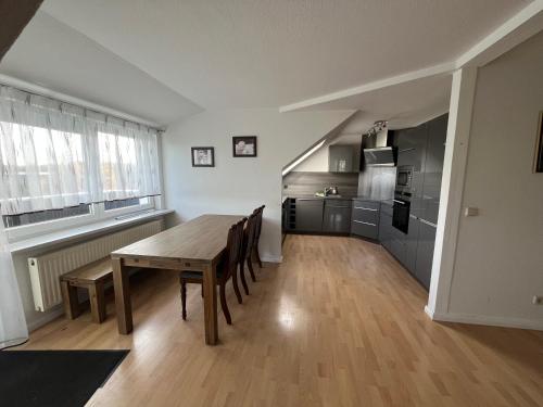 eine Küche und ein Esszimmer mit Tisch und Stühlen in der Unterkunft Ferienwohnung Serbitz in Treben
