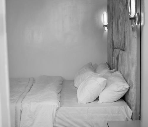 Un pat sau paturi într-o cameră la Afro-D Apartment