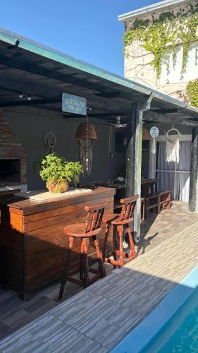 eine Bar auf einer Terrasse neben einem Pool in der Unterkunft Hospedaje Golden 