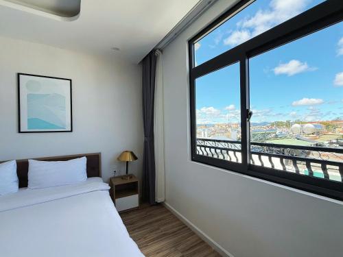 En eller flere senge i et værelse på Thanh Thanh Hotel and Restaurant Da Lat