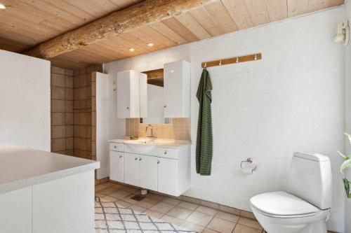 Et badeværelse på Holiday Apartment With Sea View On Strynø