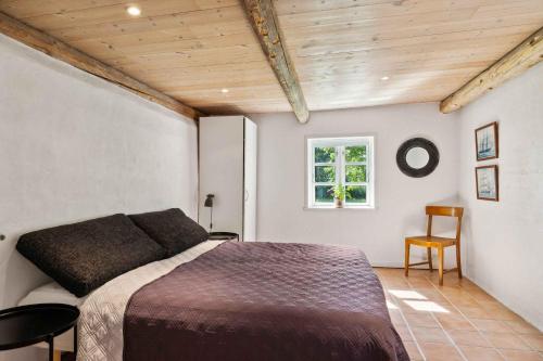 En eller flere senge i et værelse på Holiday Apartment With Sea View On Strynø