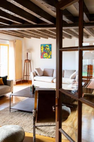 a living room with a couch and a table at L'Auberge des Clés in Chevannes