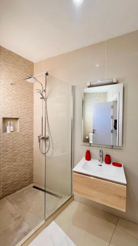 un bagno con lavandino e doccia di AfricaWorks Suites a Dakar