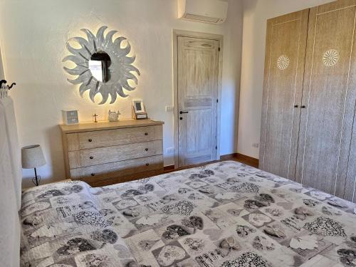 Giường trong phòng chung tại Villa Titimbaru