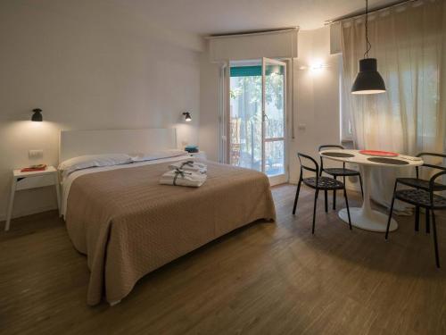 Postel nebo postele na pokoji v ubytování Il Giardino di Ada Ground Floor Studio with AC and Patio