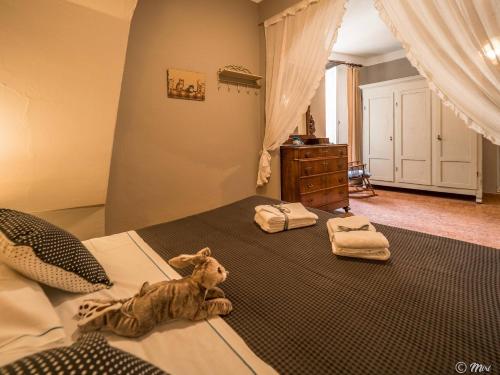 En eller flere senge i et værelse på La Casa di Eio Traditional Apartment