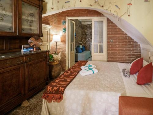 En eller flere senge i et værelse på La Casa di Eio Traditional Apartment