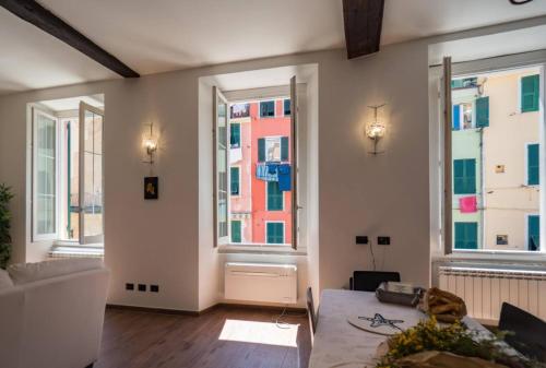 een woonkamer met 2 ramen en een bank bij Tedea 2-bedroom 2-bathroom Exclusive Apartment in Vernazza
