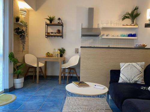 Et opholdsområde på Fetta di Limone Apartment with AC and Patio