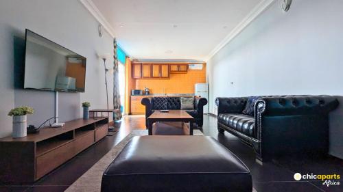 TV i/ili multimedijalni sistem u objektu Chic studio with parking and pool