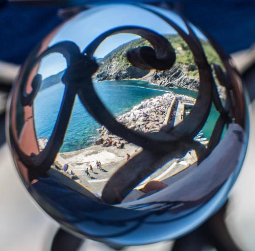 een uitzicht op het strand door een voetbal bij Ventegà Sea View Apartment with Balcony in Vernazza