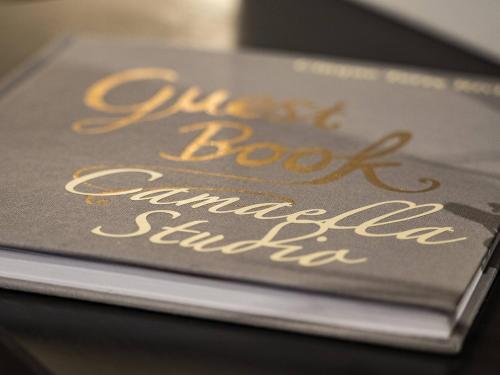 een boek met gouden letters erop bij Camaella Luxury Studio in Vernazza