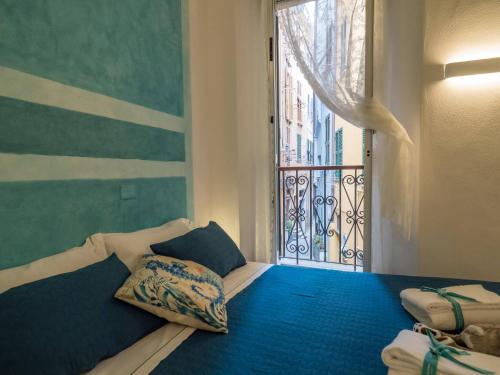 a bed in a room with a window at Picagetta Tiny Room with AC in Vernazza