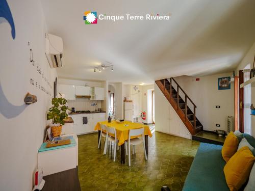 - une cuisine et une salle à manger avec une table jaune dans l'établissement El Nin Apartment with Terrace & AC, à Vernazza