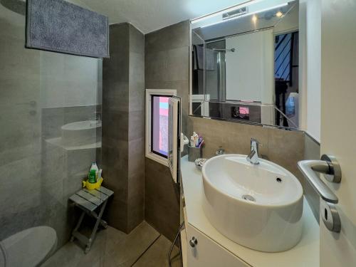 Koupelna v ubytování La Maison de la Mer with Terrace and AC